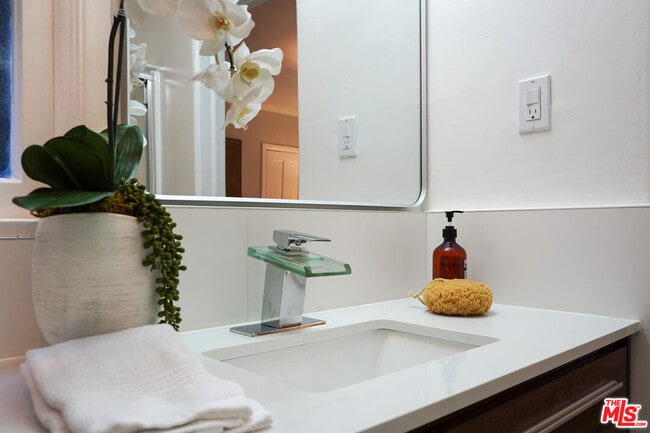 Building Photo - 560 Croft Ave