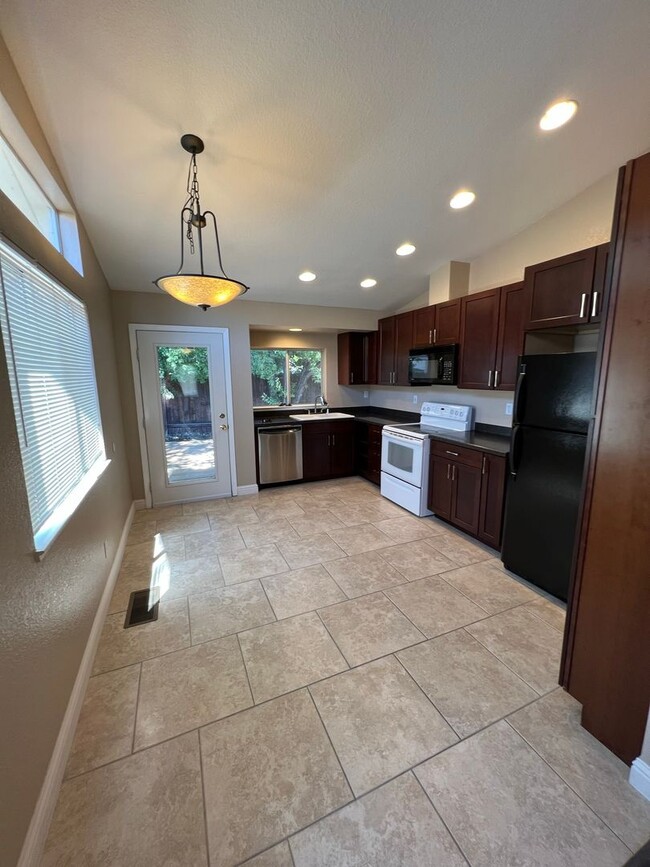 Building Photo - $2495.00 - GREAT NEIGHBORS - CENTRAL TO GR...