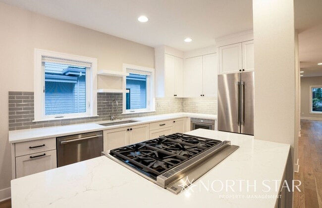 Building Photo - Newer Duplex in the Heart of Lake Oswego.