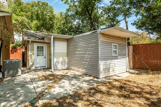 Building Photo - 2351 Longhorn St
