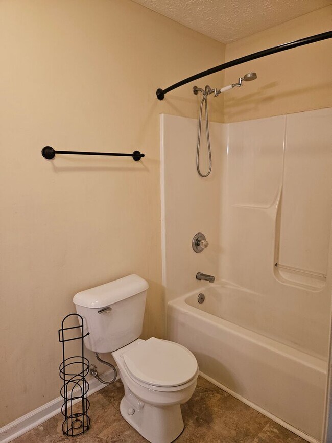 Building Photo - New on Rental Market - 3 bed, 2 bath, full...