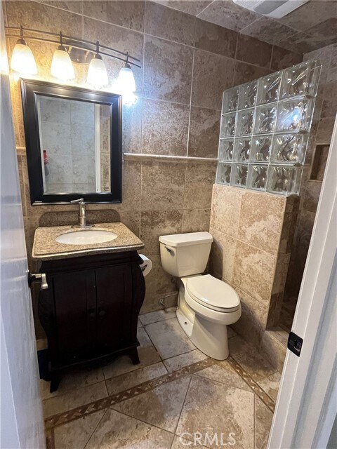 Building Photo - 21062 Larchmont Dr