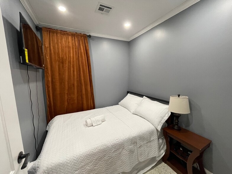 Building Photo - 10 Brunswick Ave