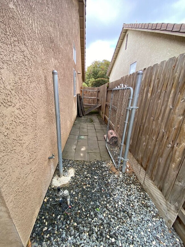 Building Photo - Coming soon, Beautiful Home located SE Visalia!