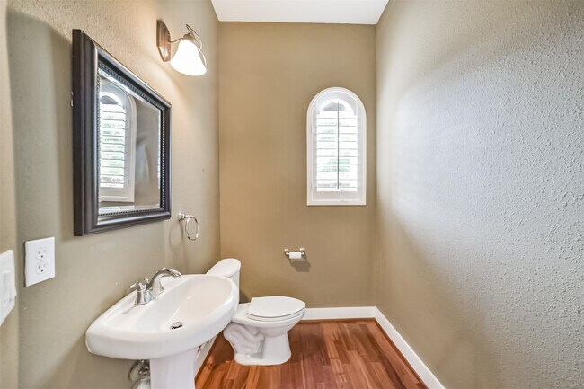 Building Photo - 11025 Robin Hood Ct