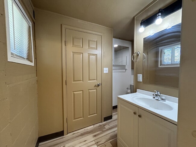 Building Photo - Beautiful Newly Remodeled Rear House Effic...