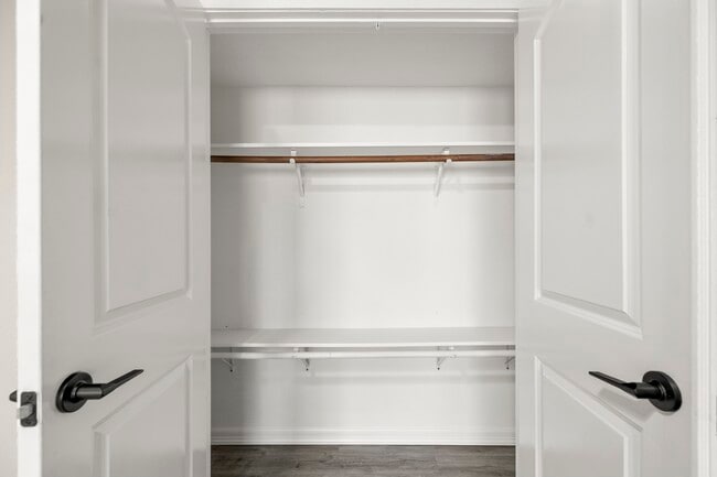 Building Photo - 8522 Scenic Green Dr