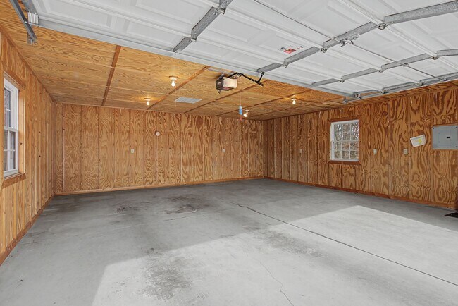 Building Photo - Mid Century Modern in Donelson with 4 bed 2bath, pet friendly, 2 car garage, and potential music ...