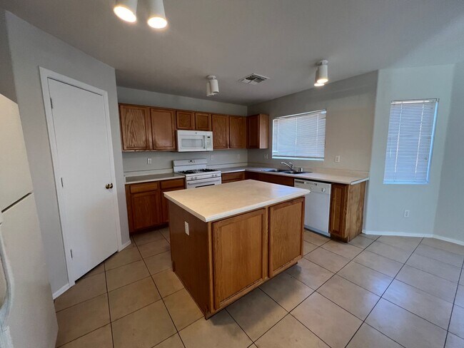 Building Photo - 1776 square foot 3 Bedroom home in El Mirage