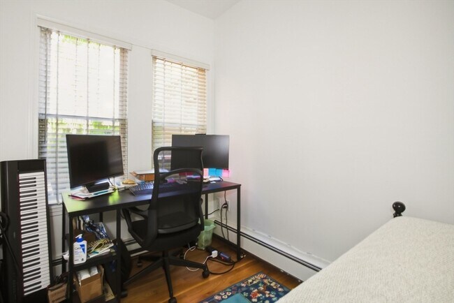 Building Photo - 171 Brooks St