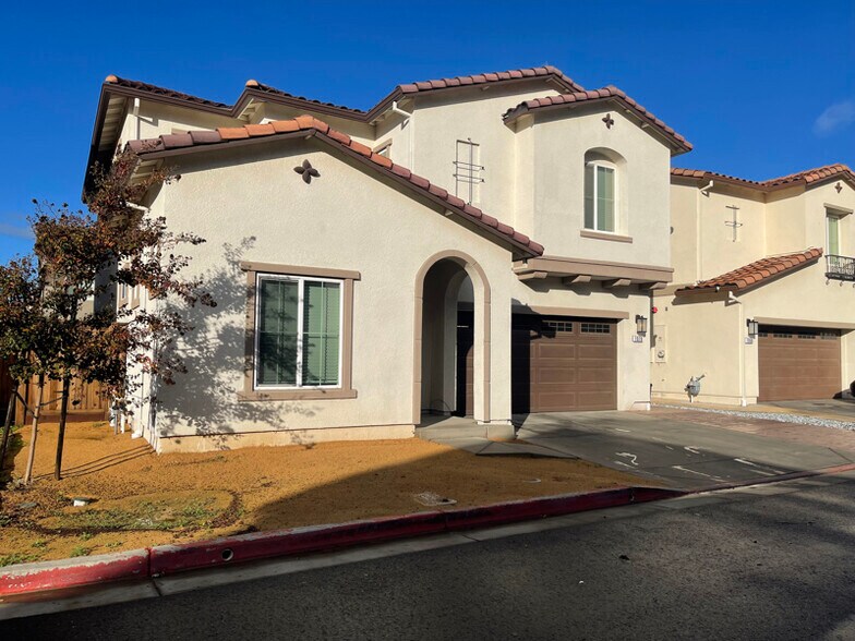 Primary Photo - 1070 John Hopkins Ct