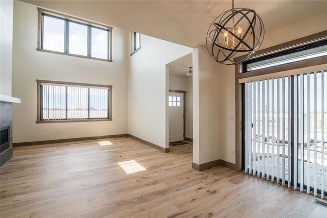 Building Photo - Beautiful 3 bedroom Townhome