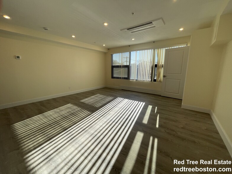 Building Photo - 1028a Commonwealth Ave