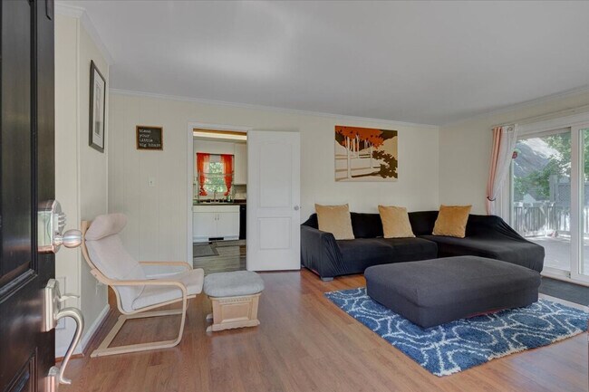 Building Photo - 102A White Oak Dr