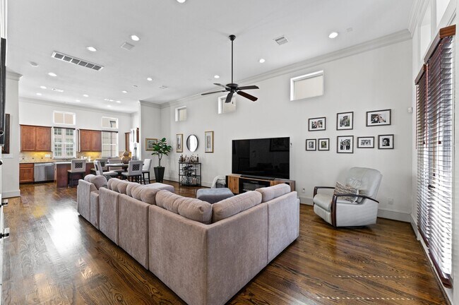 Building Photo - 1139 W 21st St