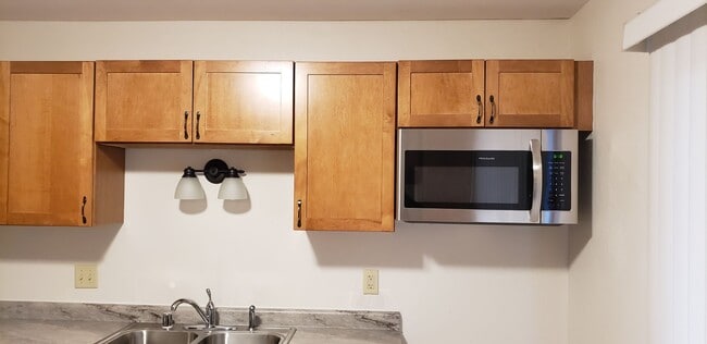 Building Photo - 3 BEDROOOM/1.5 BATH TOWNHOUSE