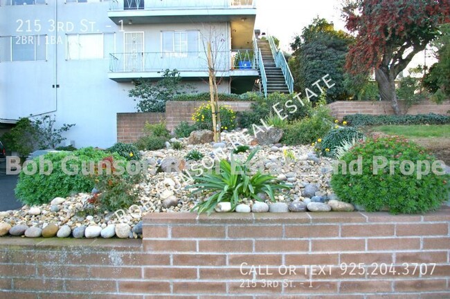 Primary Photo - 215 W 3rd St