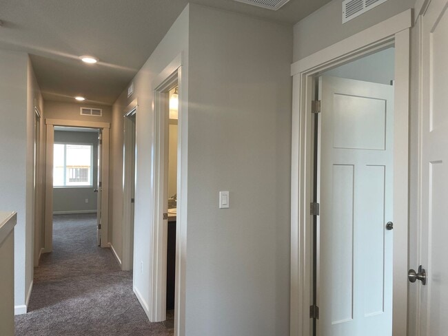 Building Photo - 4 Bed 2.5 Bath Home! Located near the Ridgefield Outdoor Recreation Center, equestrian facilities...