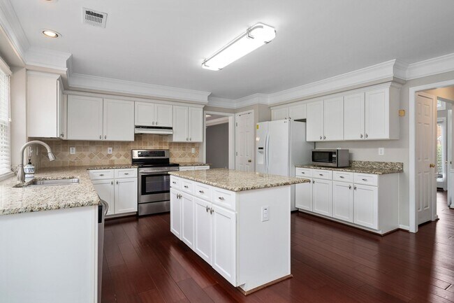 Building Photo - Spacious 4-Bedroom Two-Story Home in Dunwo...