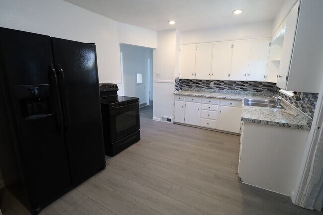 Building Photo - Reduced price