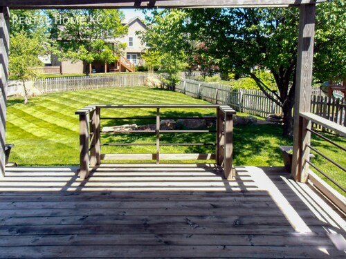 Building Photo - Open and Light 2-story w/fin bsmt and fenc...