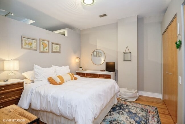 Building Photo - Spacious 1 Bed, 1 Bath in the Loop