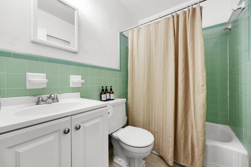 Building Photo - 735 SE 4th Ave