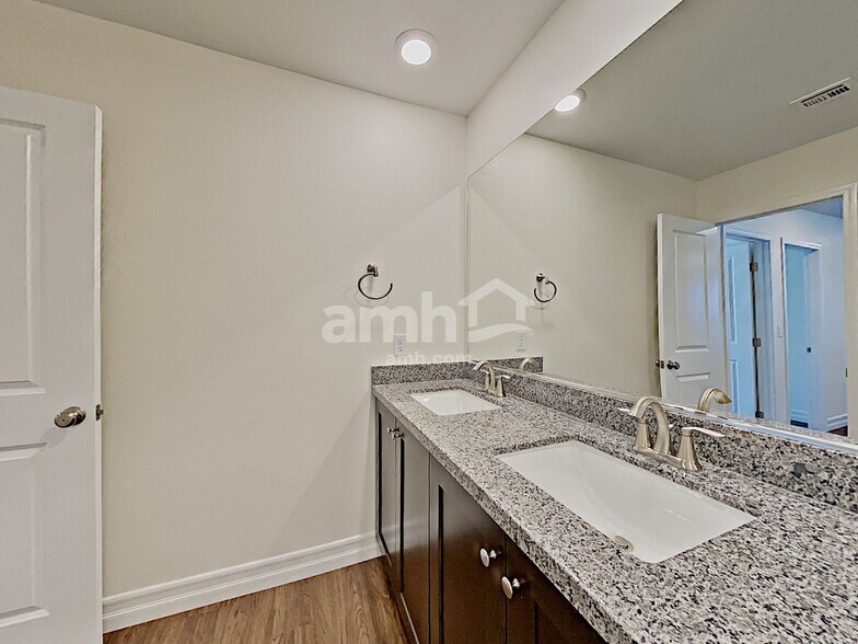 Building Photo - 5825 Petronius St