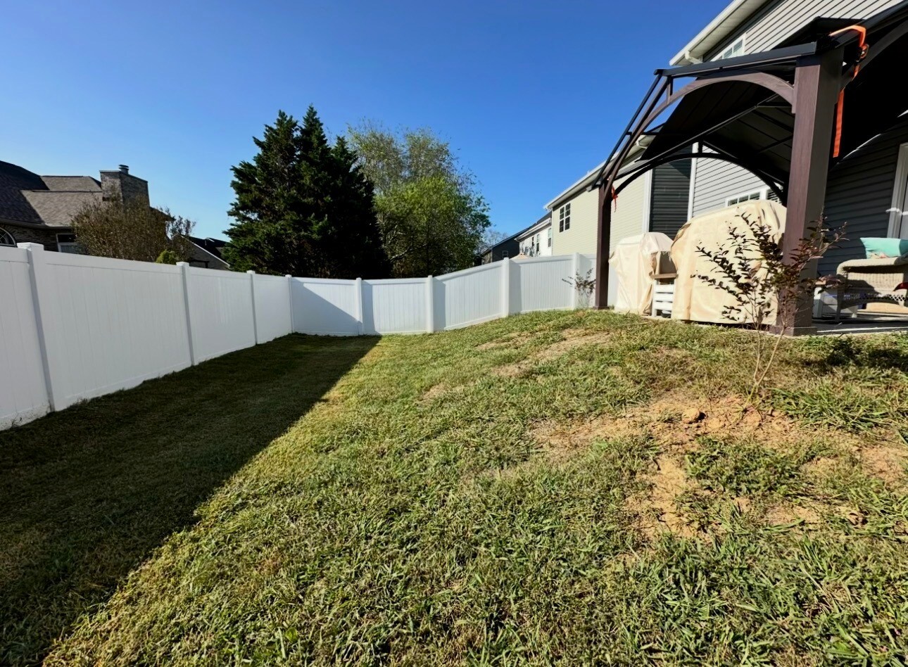 Backyard with pergola & vinyl fence - 4728 Stoneyhurst Ln
