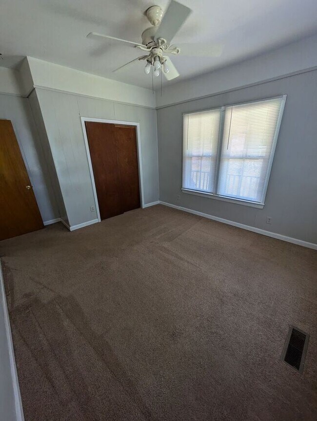 Building Photo - 3BD/1BA Single Family Home in Hickory