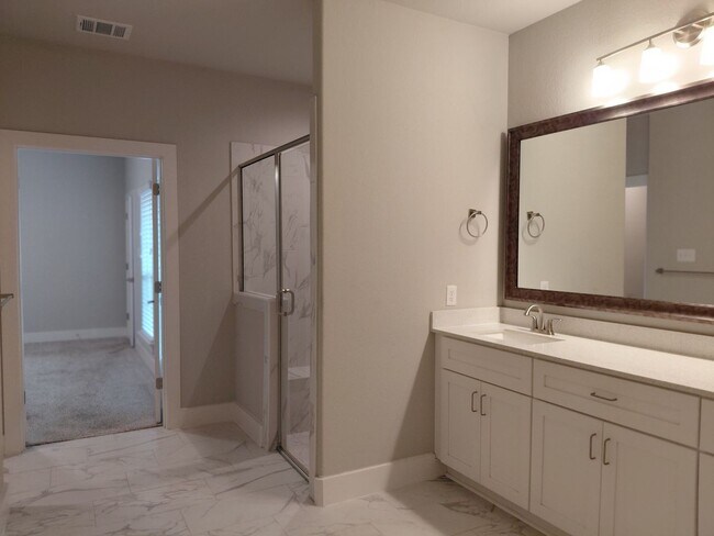 Building Photo - 3/2/2 - GODLEY - COMMUTER Friendly