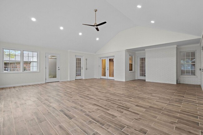 Building Photo - Large Home in Harvest