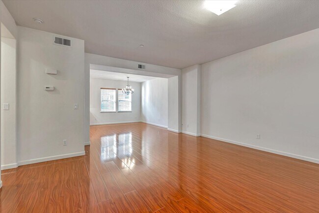 Building Photo - Beautiful Communication Hill Townhome