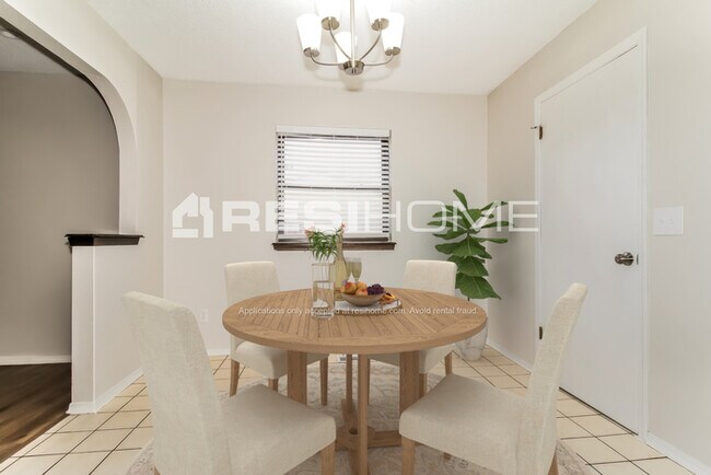 Building Photo - 5005 Oak Manor Dr