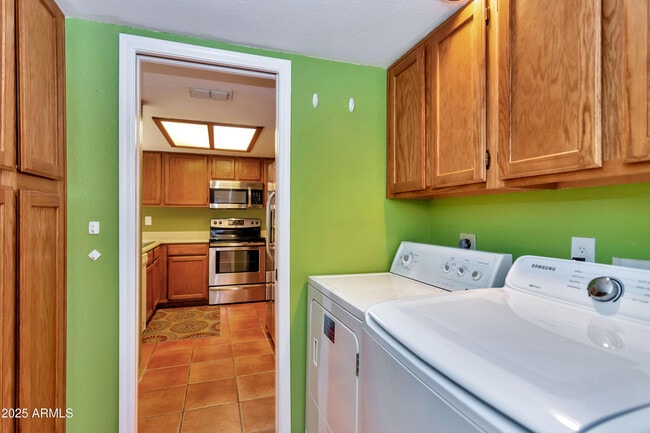 Building Photo - 33 E Beck Ln