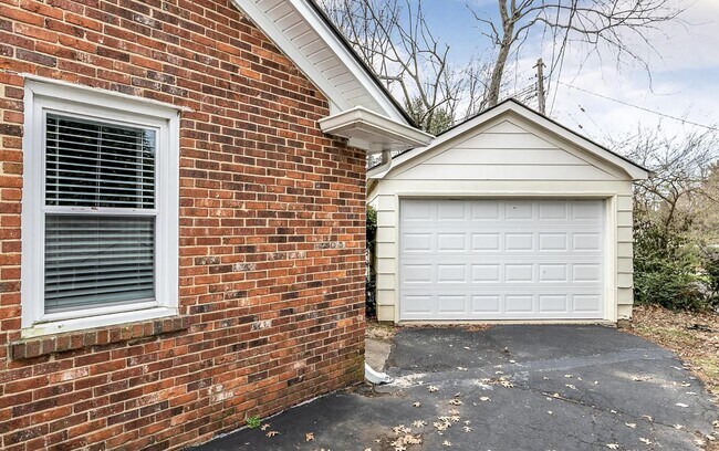 Building Photo - 305 Lakeshore Dr