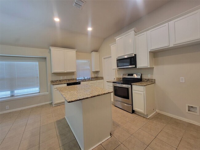 Building Photo - 628 Nemitz St