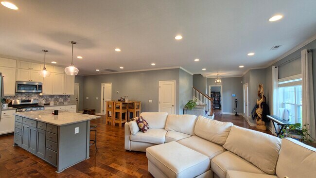 Building Photo - 3120 Mayflower Ln