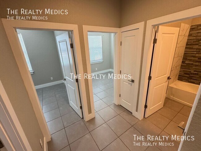 Building Photo - 211 Bedford Dr