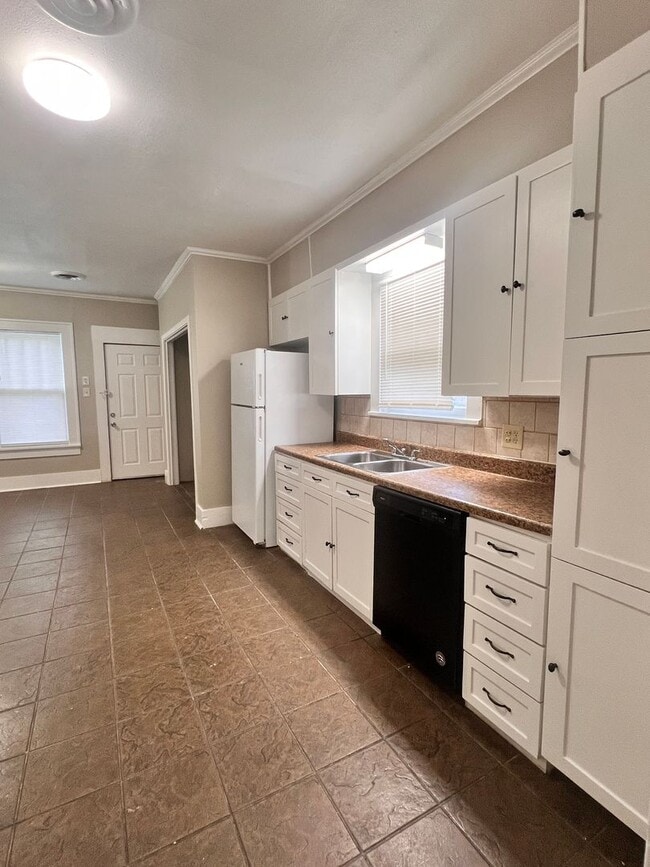 Building Photo - Spacious 3 Bedroom 2 Bath