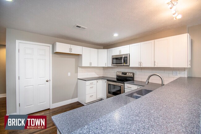 Building Photo - 2705 Leavenworth St