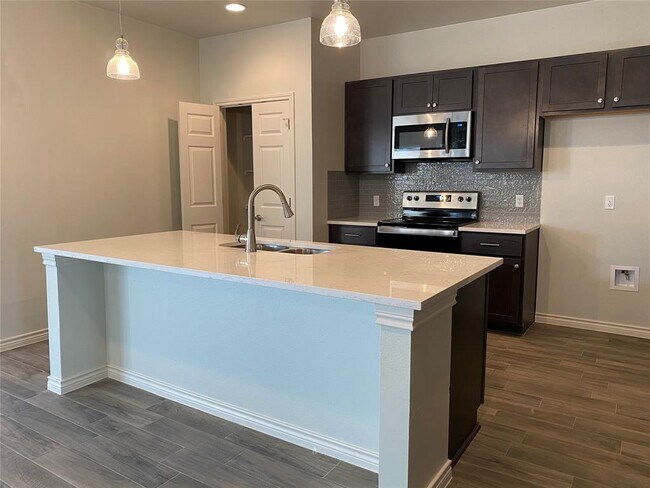 Building Photo - 525 CR 306