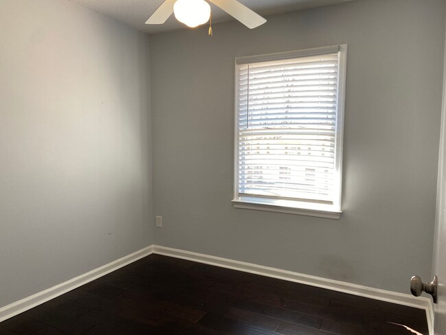 Building Photo - 3 Bedroom, 2.5 Bathroom Townhouse in Green...