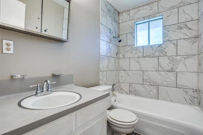 Building Photo - 607 Thrush Ave