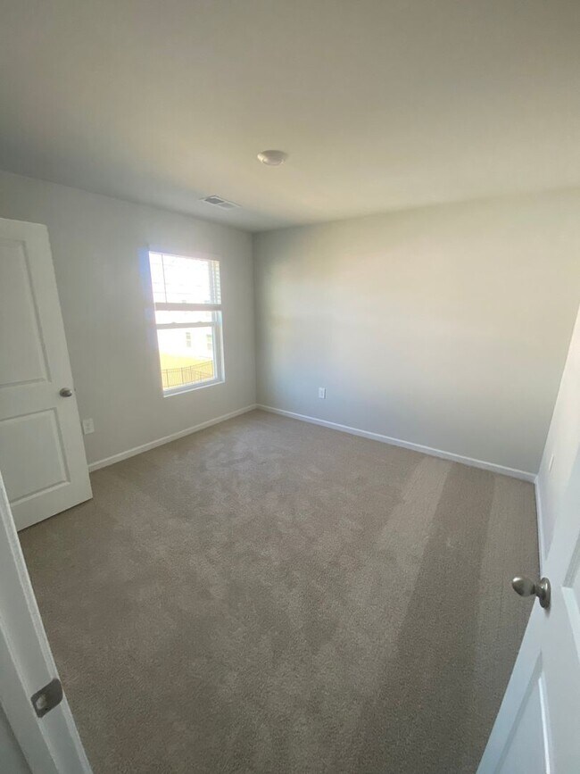 Building Photo - 207 Windsong Dr