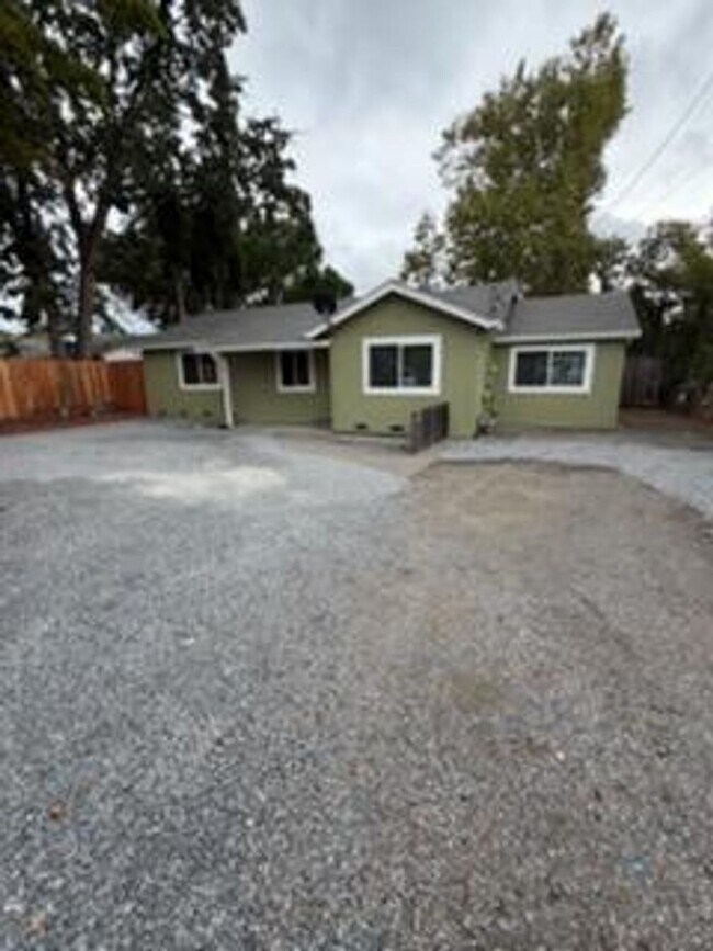 Building Photo - Totally remodeled 3 bedroom 2 bathroom sin...