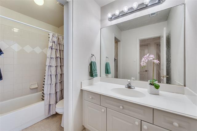 Building Photo - 402 Horse Shoe Dr