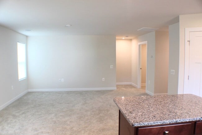 Building Photo - 105 S Peak Dr