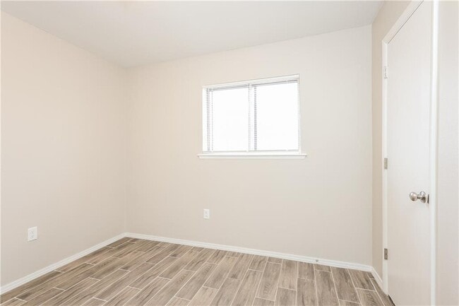 Building Photo - 2504 Yorkshire Ave