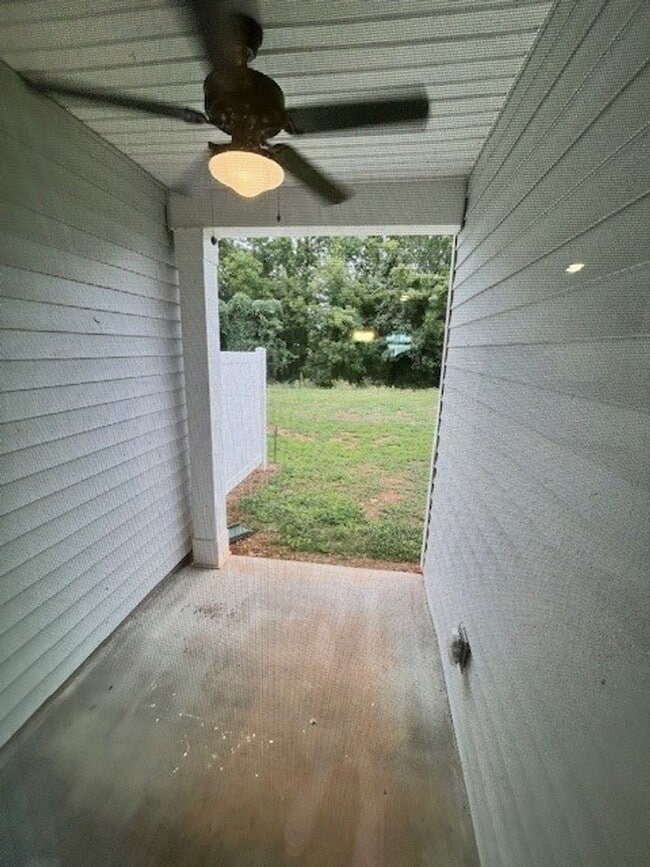 Building Photo - FREE RENT - $1000 Off First Month's Rent! ...